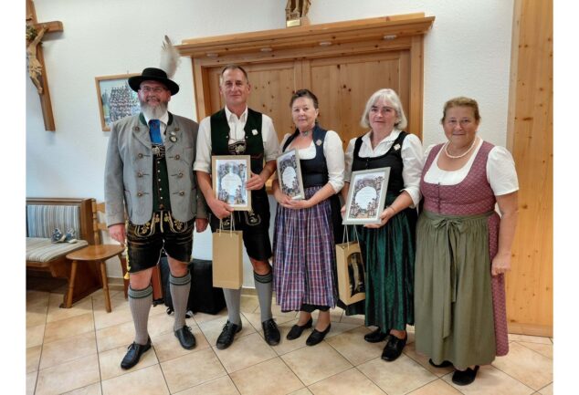 Von links: 1. Vorstand Michael Beutl, Sepp Artmeier, Annelies Weinzierl, Franziska Orthofer, 2. Vorständin Monika Singhammer