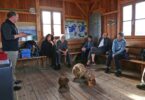 Naturführer erklärt in der Umwelthütte; Präparate von Bibern sind zu sehen