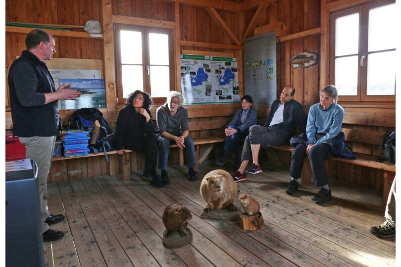 Naturführer erklärt in der Umwelthütte; Präparate von Bibern sind zu sehen