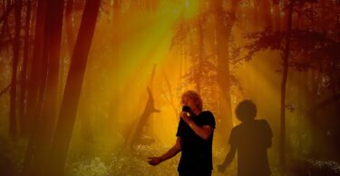 Stefan Erdmann präsentiert seine Filme live neben der Leinwand.