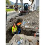 Mitglieder des Wasserwerk-Teams bei Erneuerungsarbeiten an der Wasserleitung