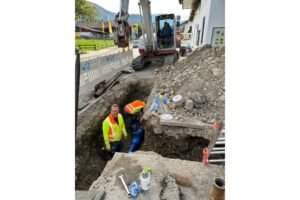Mitglieder des Wasserwerk-Teams bei Erneuerungsarbeiten an der Wasserleitung