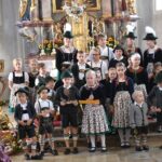 Die Trachtenkinder vor dem Altar mit ihrer Choreographie.