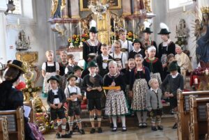 Die Trachtenkinder vor dem Altar mit ihrer Choreographie.