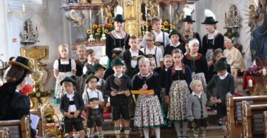 Die Trachtenkinder vor dem Altar mit ihrer Choreographie.