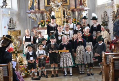Die Trachtenkinder vor dem Altar mit ihrer Choreographie.
