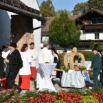 Die Erntekrone wird in die Kirche getragen.