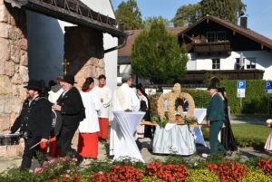 Die Erntekrone wird in die Kirche getragen.