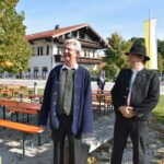 Diakon Notter (links) mit Konrad Müller, nachdem die Musikkapelle ein Ständchen gebracht hatte.