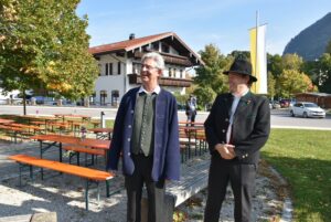 Diakon Notter (links) mit Konrad Müller, nachdem die Musikkapelle ein Ständchen gebracht hatte.