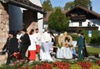 Die Erntekrone wird in die Kirche getragen.