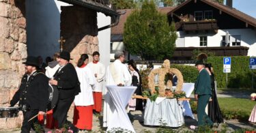 Die Erntekrone wird in die Kirche getragen.