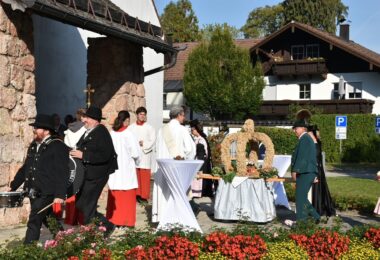 Die Erntekrone wird in die Kirche getragen.