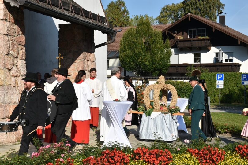 Die Erntekrone wird in die Kirche getragen.