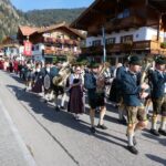 Die Musikkapelle führt die Erntedankprozession durch Reit im Winkl an.