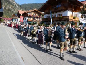 Die Musikkapelle führt die Erntedankprozession durch Reit im Winkl an.