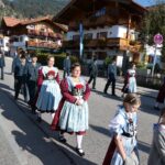 Trachtenträgerinnen und -träger beim Umzug durch den Ortskern.