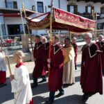 Prozessionszug schreitet durch die Straßen von Reit im Winkl.