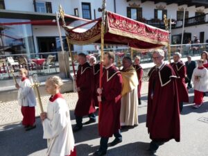 Prozessionszug schreitet durch die Straßen von Reit im Winkl.