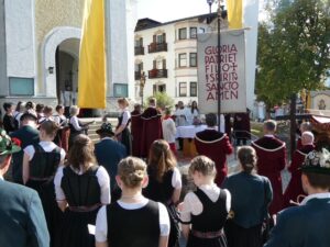An einem der Altäre versammeln sich Gemeindemitglieder zur Andacht.