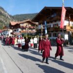 Fahnenträger und liturgisch Gewandete in der Prozession.