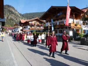 Fahnenträger und liturgisch Gewandete in der Prozession.