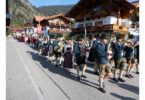 Die Musikkapelle führt die Erntedankprozession durch Reit im Winkl an.