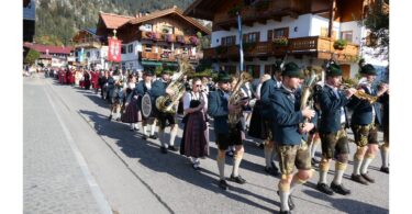 Die Musikkapelle führt die Erntedankprozession durch Reit im Winkl an.