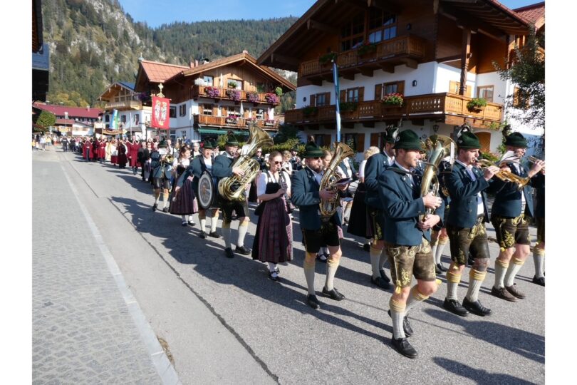 Die Musikkapelle führt die Erntedankprozession durch Reit im Winkl an.