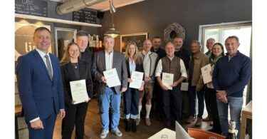 Die Stadt Traunstein ehrt ihre Dienstjubilare und Rentner (von links): Oberbürgermeister Dr. Christian Hümmer, Melanie Schönhuber (25 Jahre), Robert Salger (Rente), Klaus Pilger (40 Jahre), Sabine Glaßl (40 Jahre), Arnold Peresich (Rente), Personalratsvorsitzender Anton Gnadl, Hans Ketsch (40 Jahre), Petar Stefanov (25 Jahre), Max Vordermayer (Rente), Elmar Schwäbisch (Rente), Andrea Brucker (25 Jahre) und Hugo Grill (40 Jahre)
