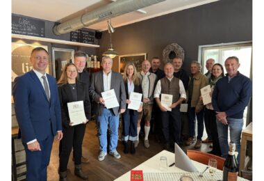 Die Stadt Traunstein ehrt ihre Dienstjubilare und Rentner (von links): Oberbürgermeister Dr. Christian Hümmer, Melanie Schönhuber (25 Jahre), Robert Salger (Rente), Klaus Pilger (40 Jahre), Sabine Glaßl (40 Jahre), Arnold Peresich (Rente), Personalratsvorsitzender Anton Gnadl, Hans Ketsch (40 Jahre), Petar Stefanov (25 Jahre), Max Vordermayer (Rente), Elmar Schwäbisch (Rente), Andrea Brucker (25 Jahre) und Hugo Grill (40 Jahre)