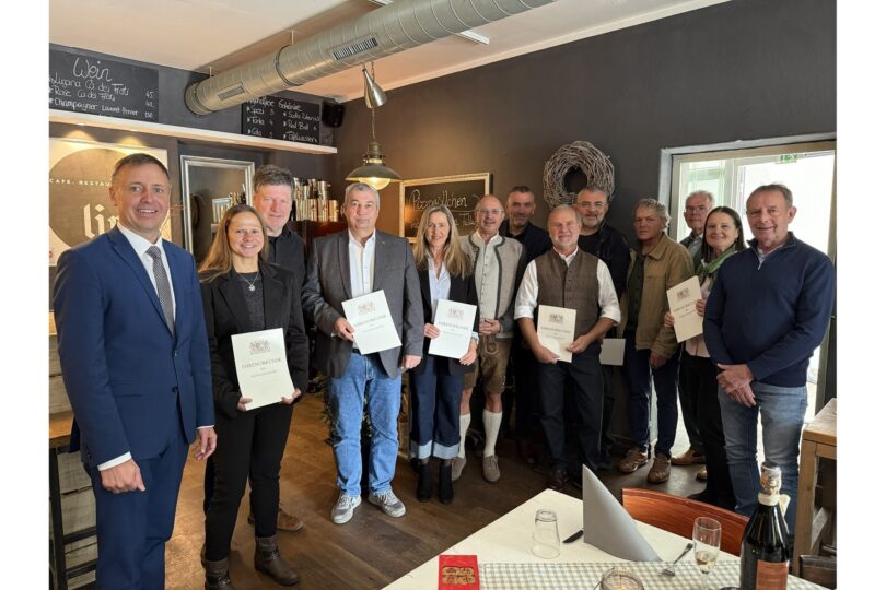 Die Stadt Traunstein ehrt ihre Dienstjubilare und Rentner (von links): Oberbürgermeister Dr. Christian Hümmer, Melanie Schönhuber (25 Jahre), Robert Salger (Rente), Klaus Pilger (40 Jahre), Sabine Glaßl (40 Jahre), Arnold Peresich (Rente), Personalratsvorsitzender Anton Gnadl, Hans Ketsch (40 Jahre), Petar Stefanov (25 Jahre), Max Vordermayer (Rente), Elmar Schwäbisch (Rente), Andrea Brucker (25 Jahre) und Hugo Grill (40 Jahre)