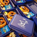 Pausenboxen mit Brezen und Käse, ausgegeben an die Kinder.