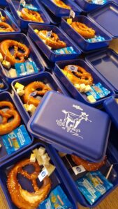 Pausenboxen mit Brezen und Käse, ausgegeben an die Kinder.
