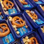 Gefüllte Pausenboxen mit Brezen und Süßigkeit.