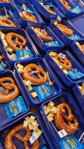 Gefüllte Pausenboxen mit Brezen und Süßigkeit.