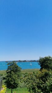 Blick auf die Herreninsel und den See bei sommerlichem Wetter.