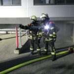 Zwei Atemschutzträger koordinieren den Innenangriff.