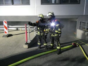 Zwei Atemschutzträger koordinieren den Innenangriff.