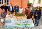 Aktive der "Essbaren Stadt", Bürgermeister und LAG-Vertreter neben dem neuen Rolli-Hochbeet.