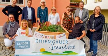 Aktive der "Essbaren Stadt", Bürgermeister und LAG-Vertreter neben dem neuen Rolli-Hochbeet.