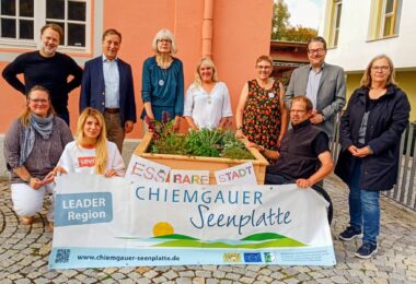Aktive der "Essbaren Stadt", Bürgermeister und LAG-Vertreter neben dem neuen Rolli-Hochbeet.