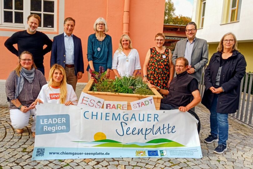 Aktive der "Essbaren Stadt", Bürgermeister und LAG-Vertreter neben dem neuen Rolli-Hochbeet.
