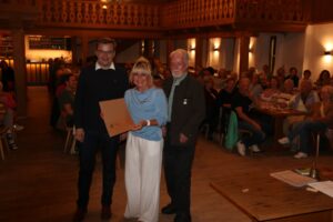 Von rechts: Vorstand Anderl Perret, Theresa Anzenberger‑Schwemmer und Bürgermeister Christoph Schneider