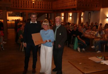 Von rechts: Vorstand Anderl Perret, Theresa Anzenberger‑Schwemmer und Bürgermeister Christoph Schneider