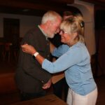 Theresa Anzenberger‑Schwemmer wird von Vorstand Anderl Perret für 30 Jahre Zusammenarbeit geehrt