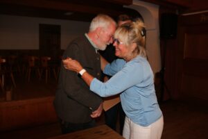 Theresa Anzenberger‑Schwemmer wird von Vorstand Anderl Perret für 30 Jahre Zusammenarbeit geehrt