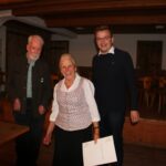 Von links: Vorstand Andreas Perret, Cilla Höhensteiger, ausgezeichnet für 50 Jahre Mitgliedschaft und und Bürgermeister Christoph Schneider