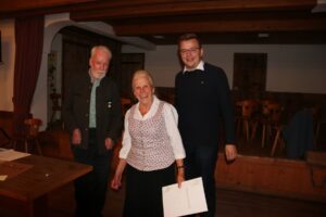 Von links: Vorstand Andreas Perret, Cilla Höhensteiger, ausgezeichnet für 50 Jahre Mitgliedschaft und und Bürgermeister Christoph Schneider