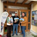Eggstätts Bürgermeister Christoph Kraus (Mitte), Zweiter Bürgermeister Stefan Meier (rechts) und TI-Leitung Julia Kraus (links) freuen sich über das neue Druckwerk.